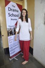 Kalki Koechlin snapped at Mumbai Drama school in Charni Road, Mumbai on 28th April 2013 (46).JPG
